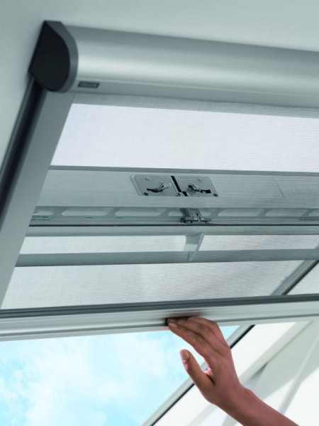 VELUX-Insektenschutz-Rollo ZIL mit alufarbige Schienen für weiße Kunststoff- und für Holzfenster